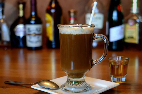 Quelles différences distinguent le whiskey irlandais de ses homologues écossais et américains ?